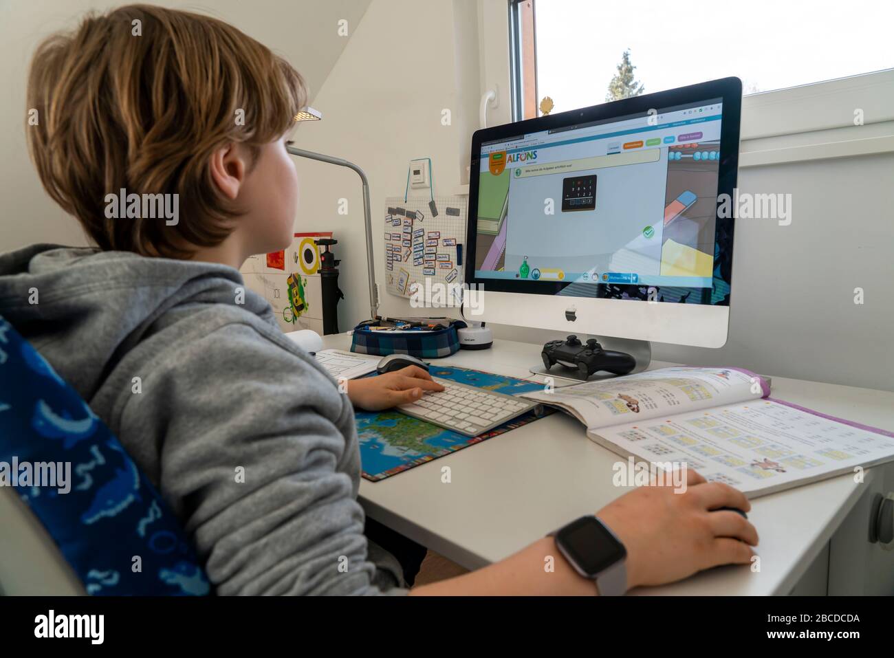 Junge Jungen, Grundschulkinder, Lernen zu Hause, Schularbeiten, Fernunterricht, virtuelle Klassenzimmer, zu Hause am Computer, Auswirkungen der Kor Stockfoto