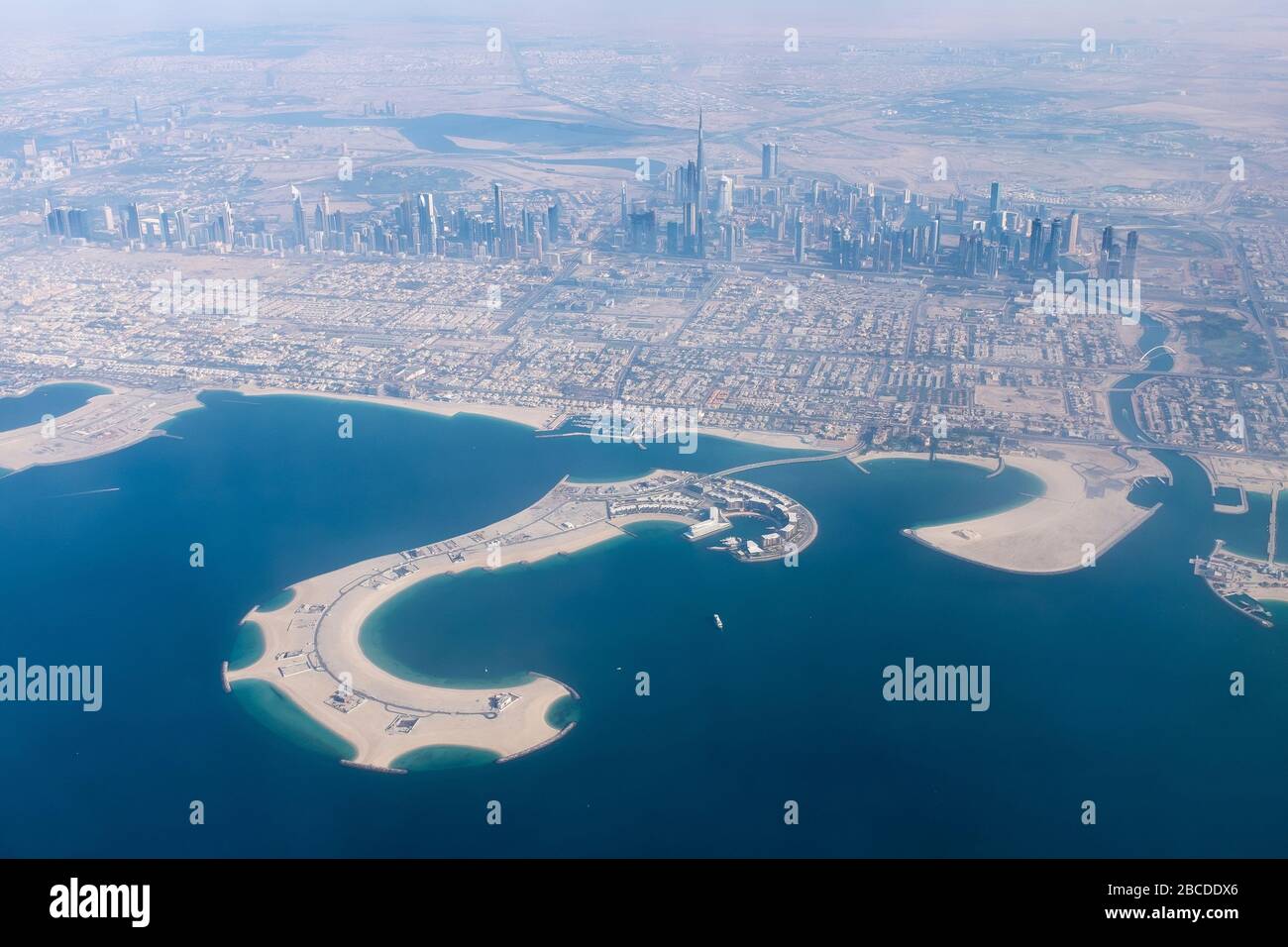 Ein Luftbild aus einem Flugzeug der Stadt Dubai vor der Kulisse der Wüste mit der Jumeira im Vordergrund. Dubai. VAE Stockfoto