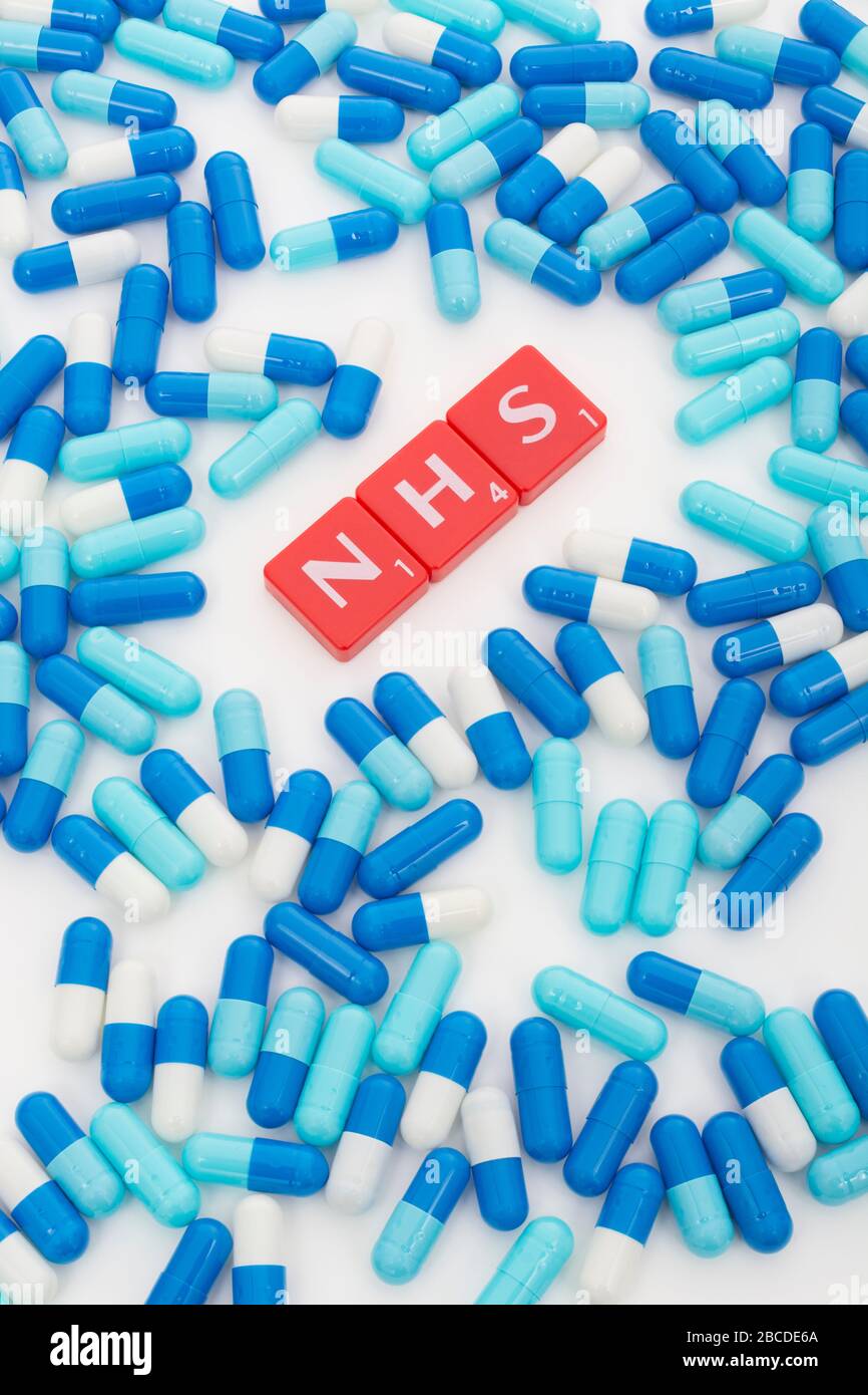 NHS-Buchstaben Fliesen und verschiedene blaue Pillen. Zum 75. Geburtstag von NHS, NHS Helden, NHS Rezepte, UK National Health Service, Medizin in Großbritannien Stockfoto