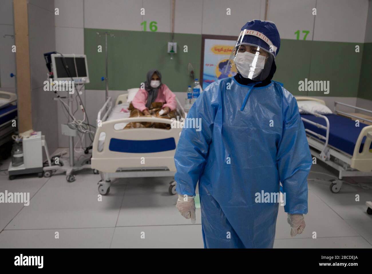 Teheran, Iran. April 2020. Blick auf das Messegelände der Iranmall, Teherans größtes Einkaufszentrum, nachdem es in ein Krankenhaus für die neuartigen Coronavirus (COVID-19)-Patienten im Westen Teherans, Iran, umgewandelt wurde. Aufgrund der neuen Art von Coronavirus Pandemie werden die Fairgrounds und Turnhallen vorübergehend in Krankenhäuser des Landes umgewandelt. In den letzten Tagen hat der Iran, der gegen den schlimmsten neuen Ausbruch des Coronavirus in der Region kämpft, die Schließung von unwesentlichen Unternehmen und verbotene Reisen zwischen Städten angeordnet, um die Verbreitung des Virus zu verhindern. Credit: Rouzbeh Fouladi/ZUMA Wire/Alamy Live News Stockfoto
