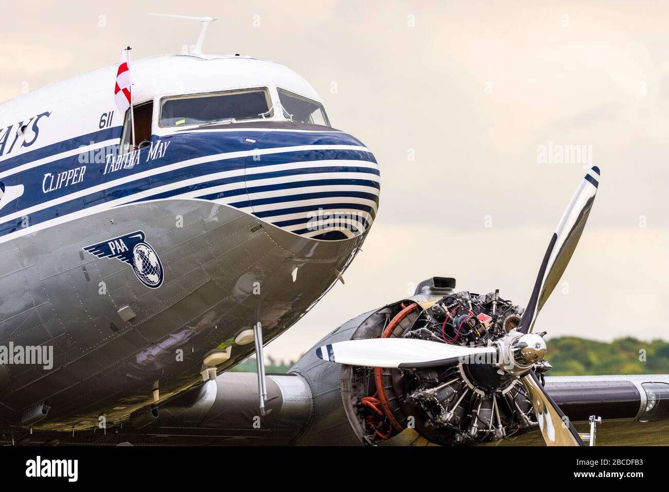 C 47 Dakota Flugzeug 'Tabitha May' in Pan American World Airways Lackierung bei Motorreparaturen in Duxford während des D-Day 75 Gedenkveranstaltung Stockfoto