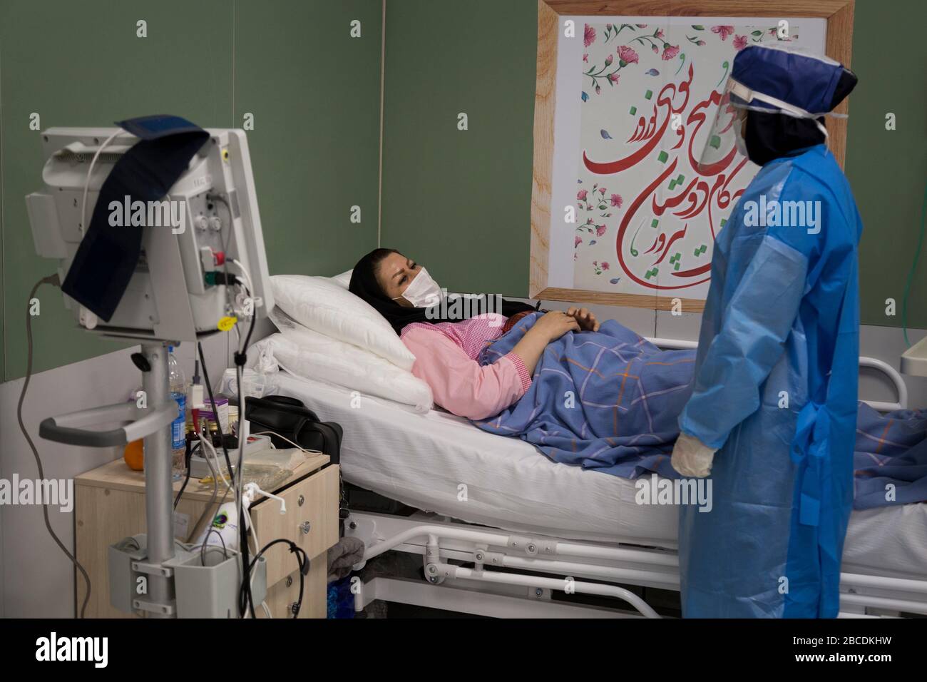 April 2020, Teheran, Iran: Blick auf das Messegelände der Iranmall, Teherans größtes Einkaufszentrum, nachdem es in ein Krankenhaus für die neuartigen Coronavirus (COVID-19)-Patienten im Westen Teherans, Iran, umgewandelt wurde. Aufgrund der neuen Art von Coronavirus Pandemie werden die Fairgrounds und Turnhallen vorübergehend in Krankenhäuser des Landes umgewandelt. In den letzten Tagen hat der Iran, der gegen den schlimmsten neuen Ausbruch des Coronavirus in der Region kämpft, die Schließung von unwesentlichen Unternehmen und verbotene Reisen zwischen Städten angeordnet, um die Verbreitung des Virus zu verhindern. (Bild: © Rouzbeh Fouladi/ZUMA Draht) Stockfoto