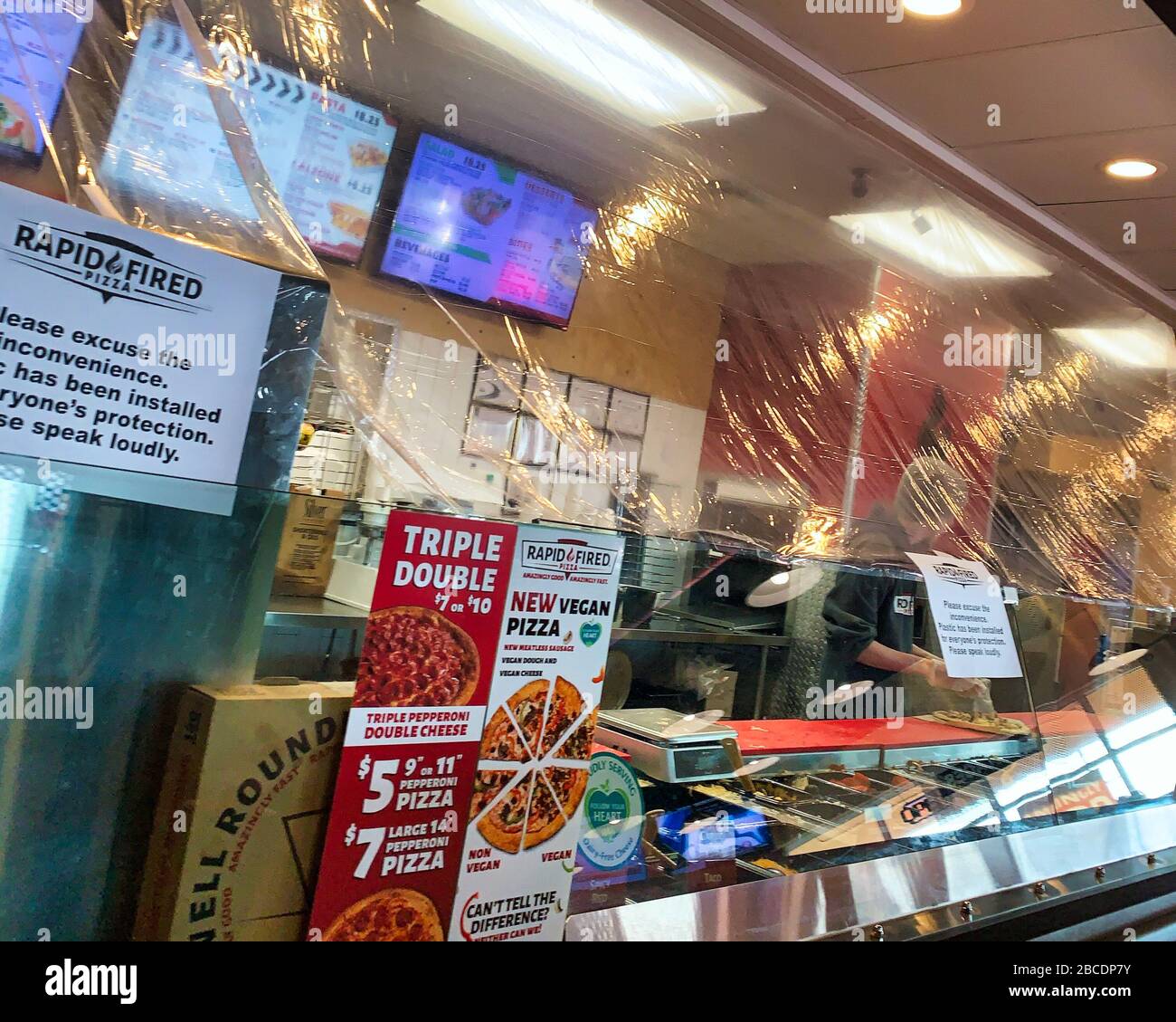 Dayton, OH- 3. April 2020: Kunststoff über dem Lebensmittelzubereitungsbereich auf schnell befeuerte Pizza in Beavercreek installiert. Schild, das angibt, dass dies für den Schutz fällig ist Stockfoto