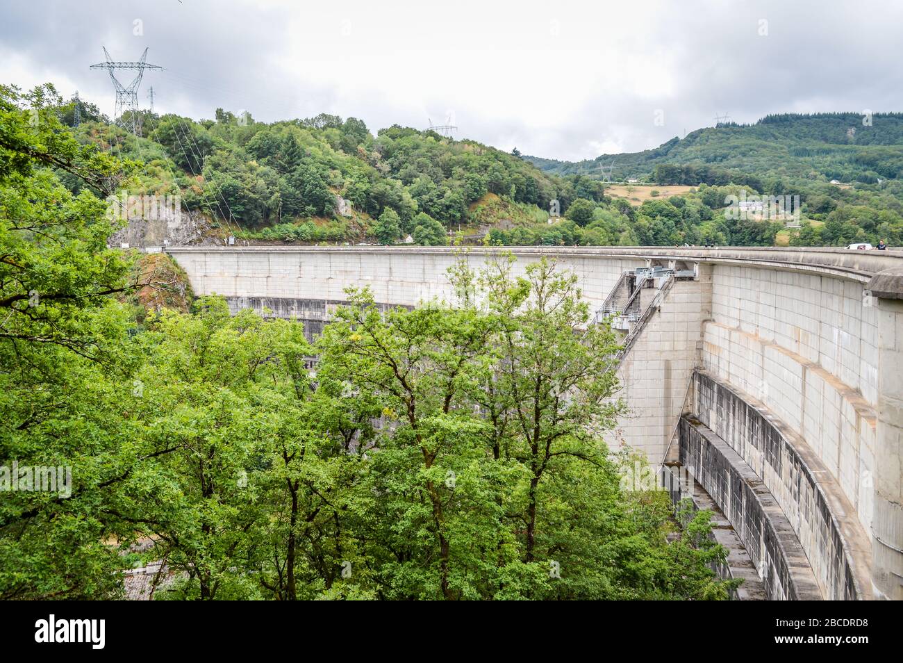 Staudamm am künstlichen See Bort les Orgues in der französischen Auvergne. Stockfoto