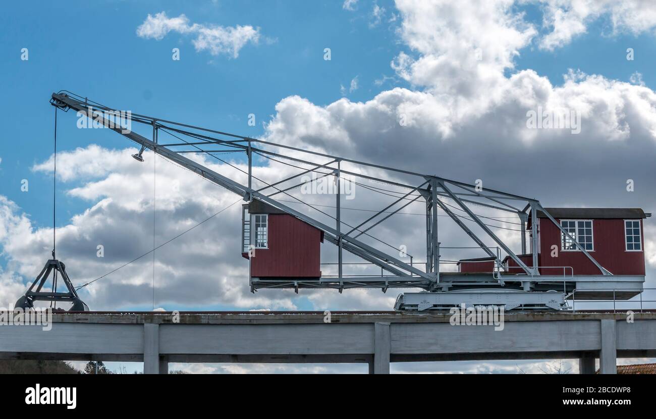 Mariager, Dänemark - 29. märz 2020: Ein alter Kranich, der früher zum Entladen von Schiffen und Zügen benutzt wurde. Alter Holzkran. Rotholz Vintage c Stockfoto