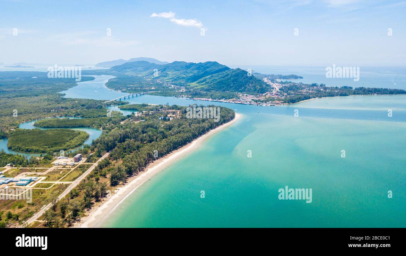 Ein Luftblick auf die Insel Lanta noi und das Isaland Lanta mit der Siri Lanta-Brücke, südlich der Provinz Thailand Krabi, beliebte Touristenattraktion für Touren Stockfoto