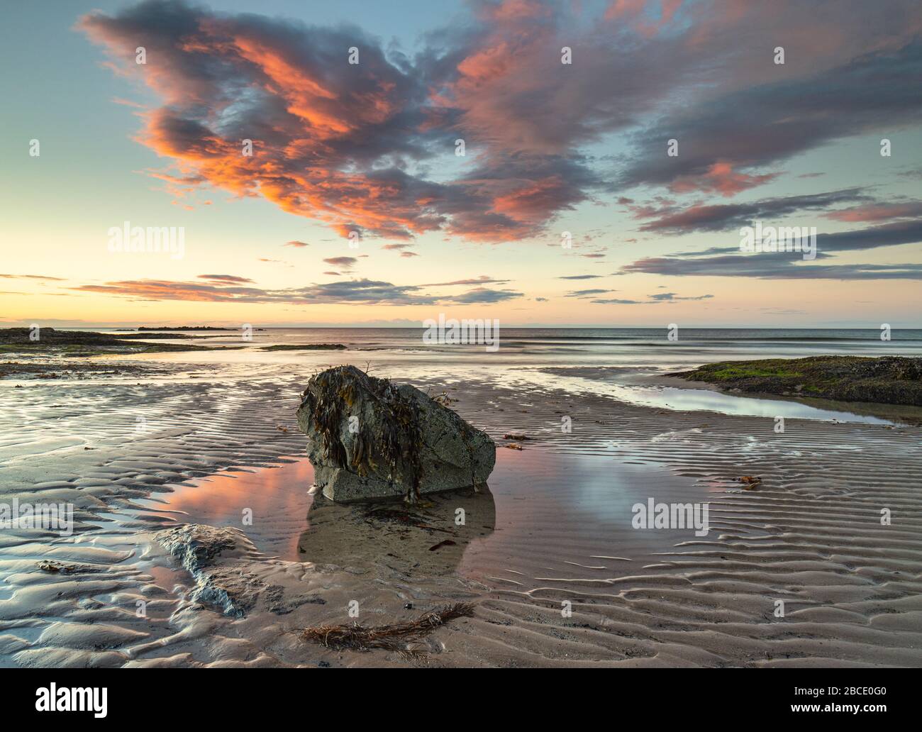 Bamburgh Beach in Northumberland bei Sonnenuntergang. Stockfoto