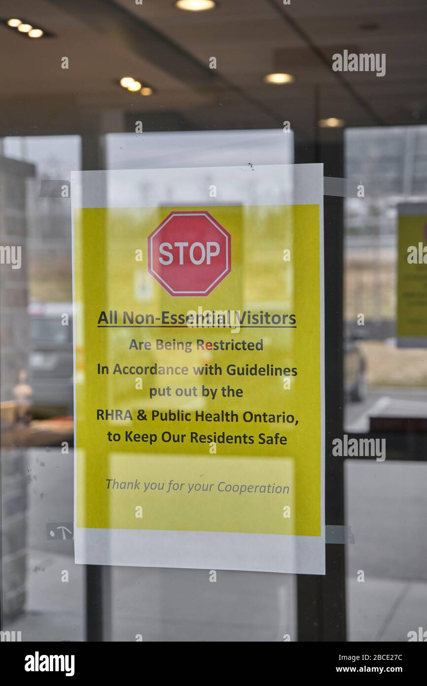 Schild an den Türen einer Ruhestandsgemeinde, das potenzielle Besucher warnt, das Gebäude nicht zu betreten, da es für sie geschlossen ist. Stockfoto