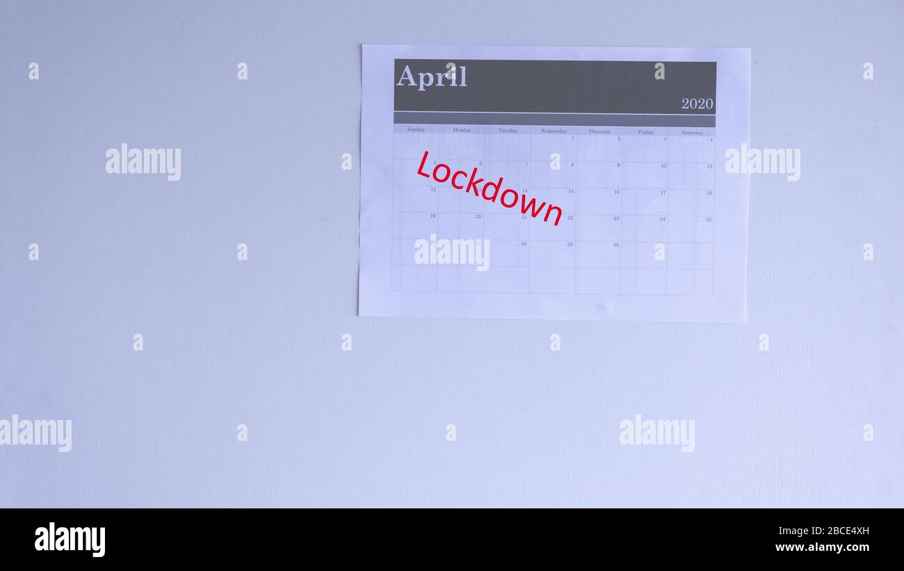 Bild mit Kalender im April 2020 und leerem Raum und Lock über Kalender mit weißem Hintergrund für Text, Schweden Stockfoto