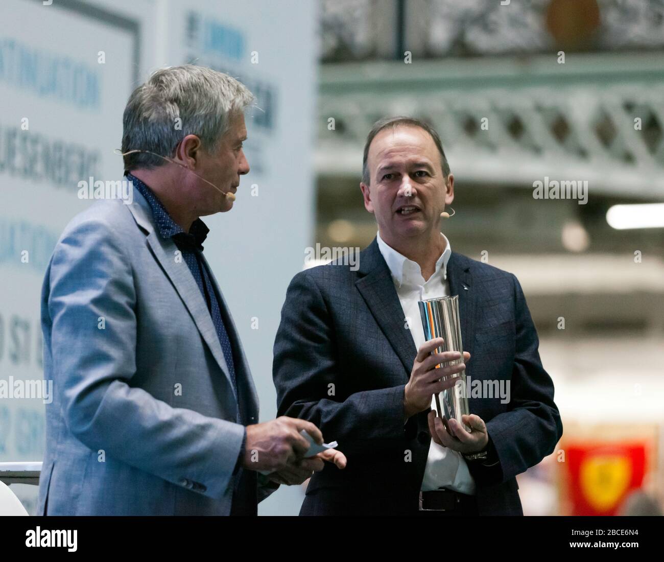 TIFF Needell präsentiert Jonathan Neal, COO, McLaren Technology Center, mit dem Icon Award, als Teil einer besonderen Hommage an Bruce McLaren, auf der London Classic Car Show 2020 Stockfoto