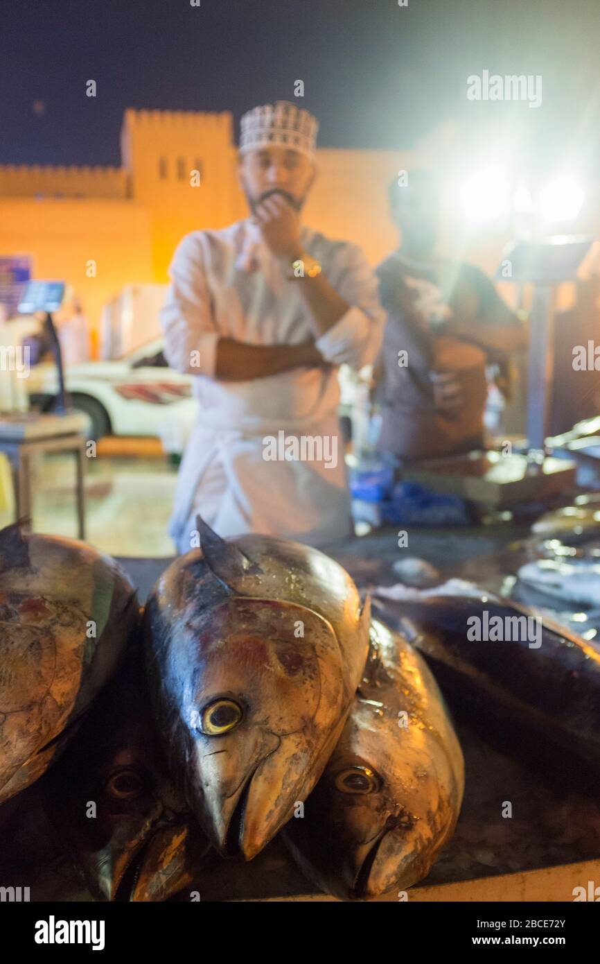 Frischer Fisch, der nachts auf dem wöchentlichen Freitags-Viehmarkt in Nizwa im Oman verkauft wird Stockfoto