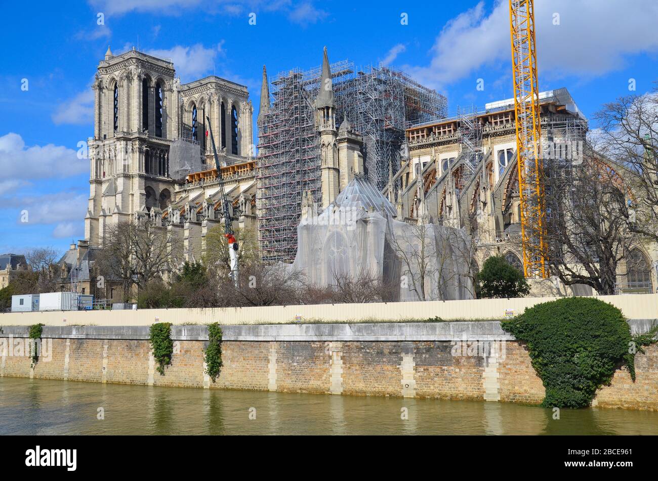 Paris, die Hauptstadt Frankreichs, am letzen Tag vor der Ausgangssperre wegen Corona-Virus: Die Kathedrale Notre Dame im Wiederaufbau Stockfoto