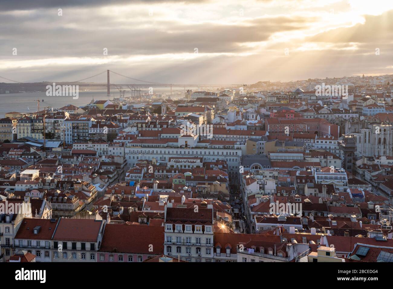 Das Stadtbild des Sonnenuntergangs über Lissabon, von der Burg São Jorge aus gesehen Stockfoto