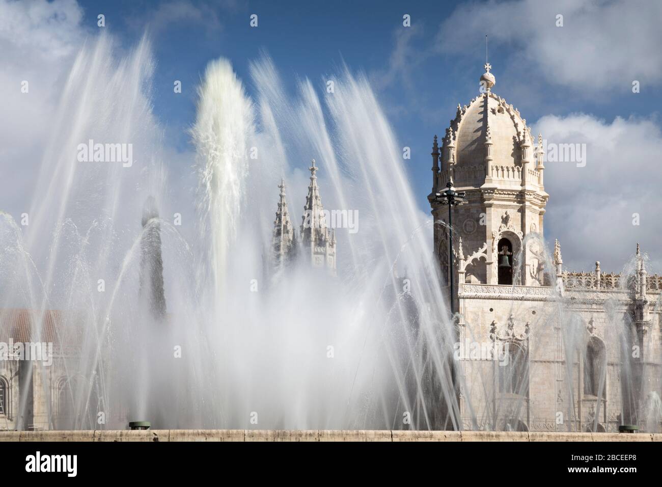 Brunnen in Jardim da Praça do Impéro mit Kloster Jerónimos (Mosteiro dos Jerónimos) im Hintergrund, Lissabon Stockfoto
