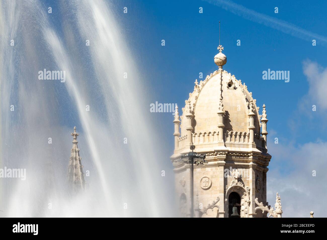 Brunnen in Jardim da Praça do Impéro mit Kloster Jerónimos (Mosteiro dos Jerónimos) im Hintergrund, Lissabon Stockfoto