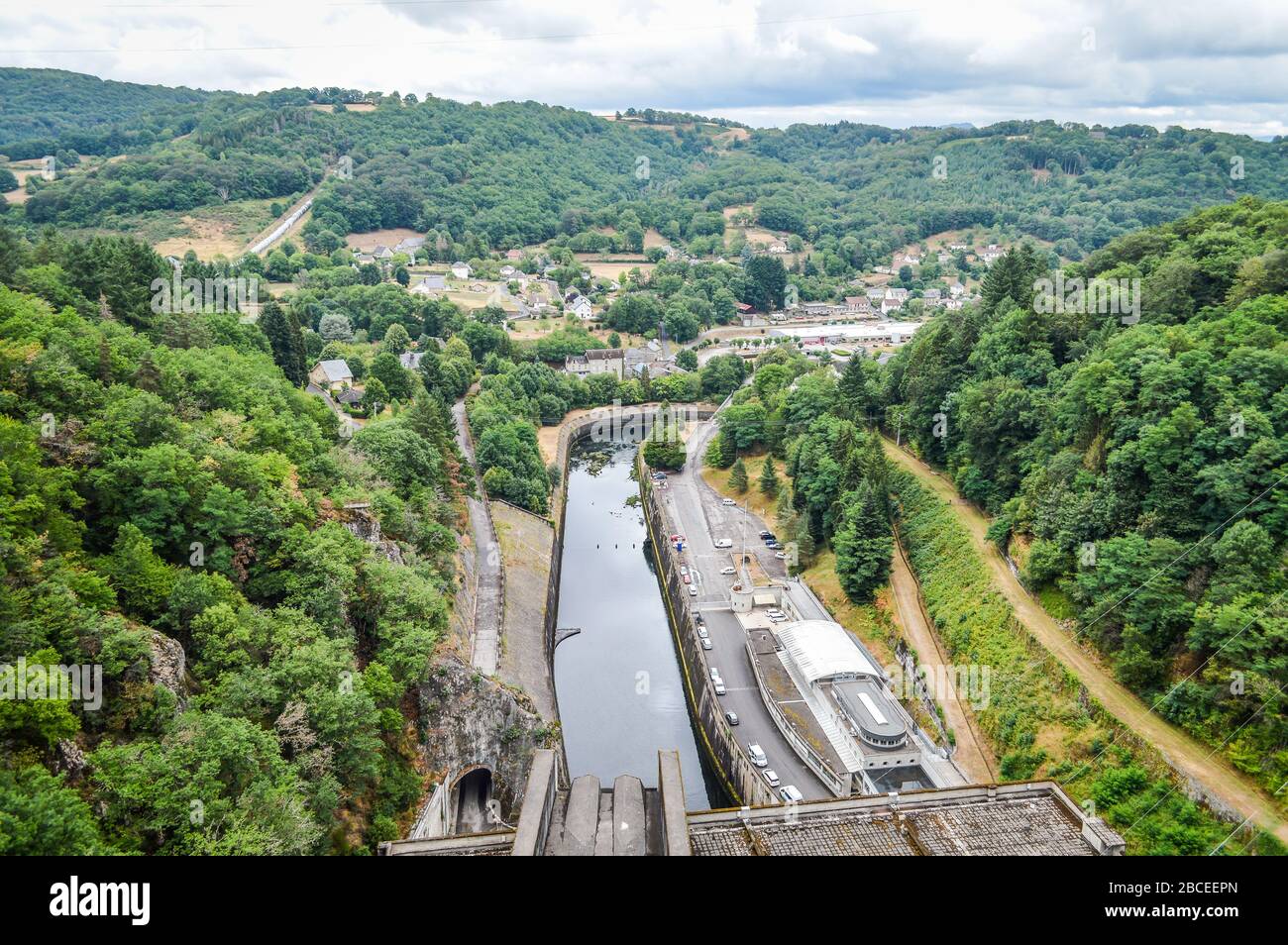 Staudamm am künstlichen See Bort les Orgues in der französischen Auvergne. Stockfoto