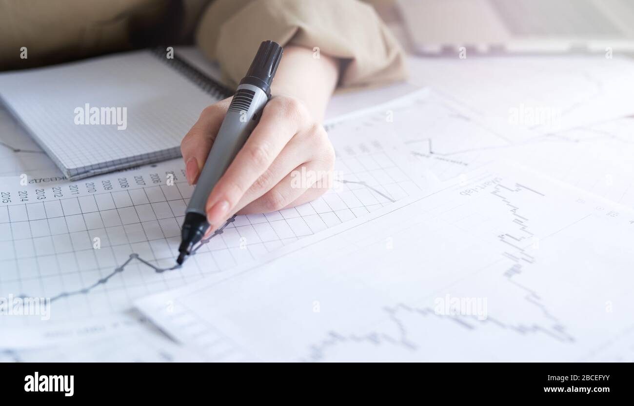 Nahaufnahme Frau Handarbeit von Business Graphics, Analyse. Starten Stockfoto
