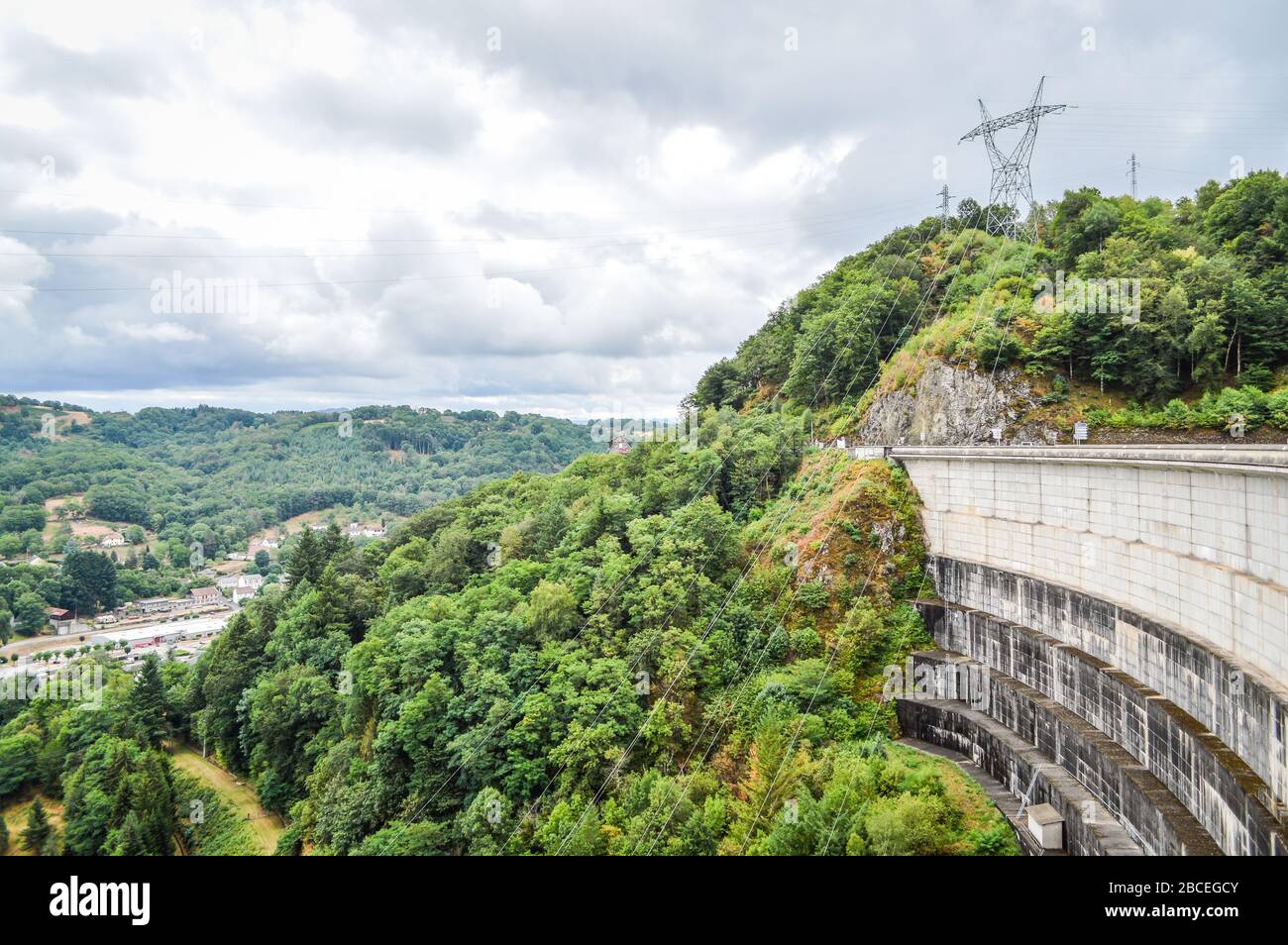 Staudamm am künstlichen See Bort les Orgues in der französischen Auvergne. Stockfoto