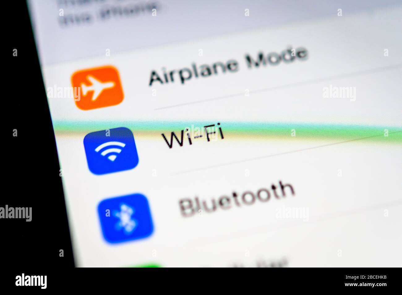 W-LAN- und Wi-Fi-Einstellungen auf einem iPhone, iOS, Smartphone, Display, Nahaufnahme, Detail Stockfoto