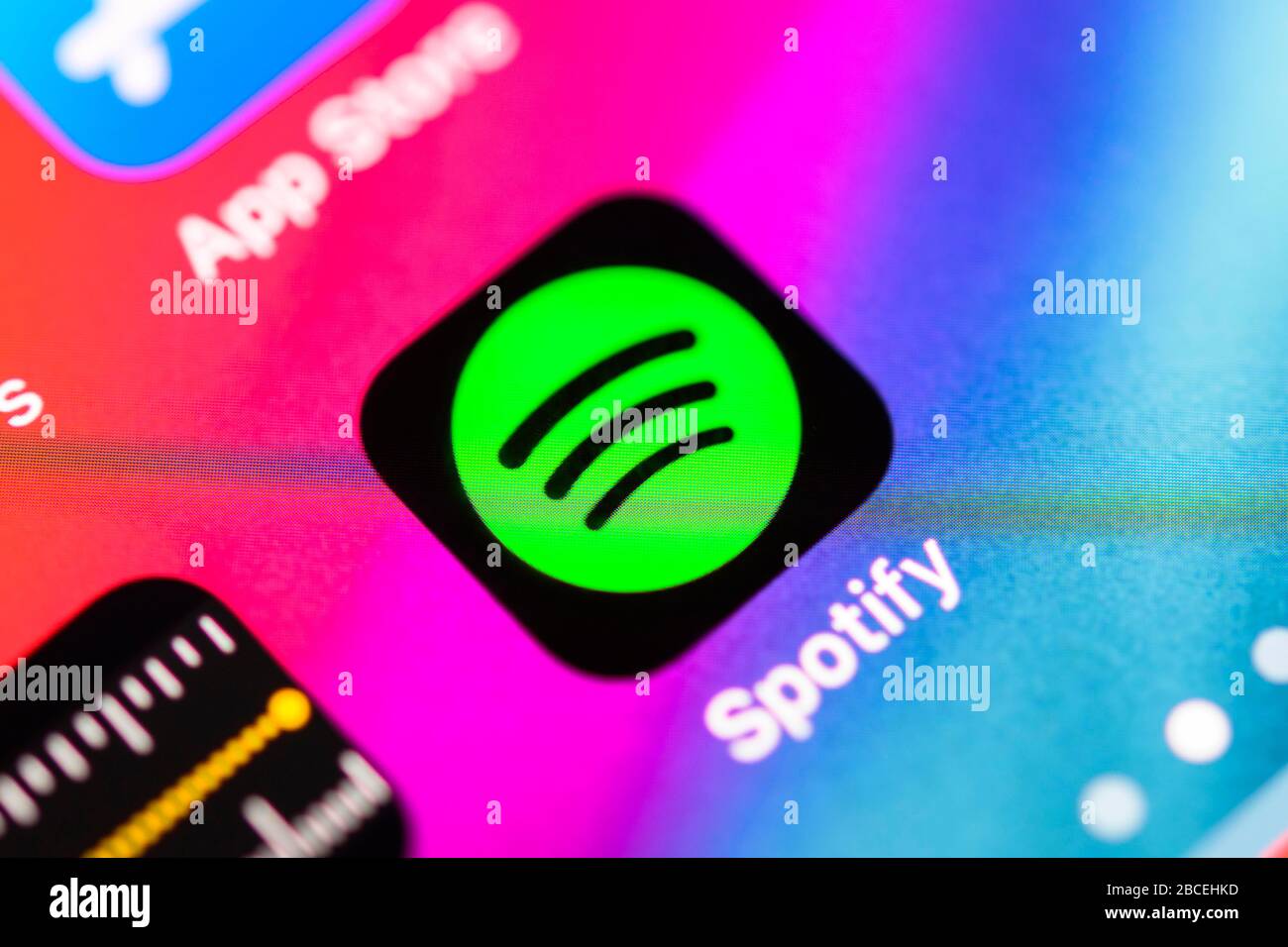Spotify App, Musik-Streaming-Service, App-Symbol, Anzeige auf einem Bildschirm von Mobiltelefon, iPhone, iOS, Smartphone, Makroaufnahme, Detail, Vollformat Stockfoto