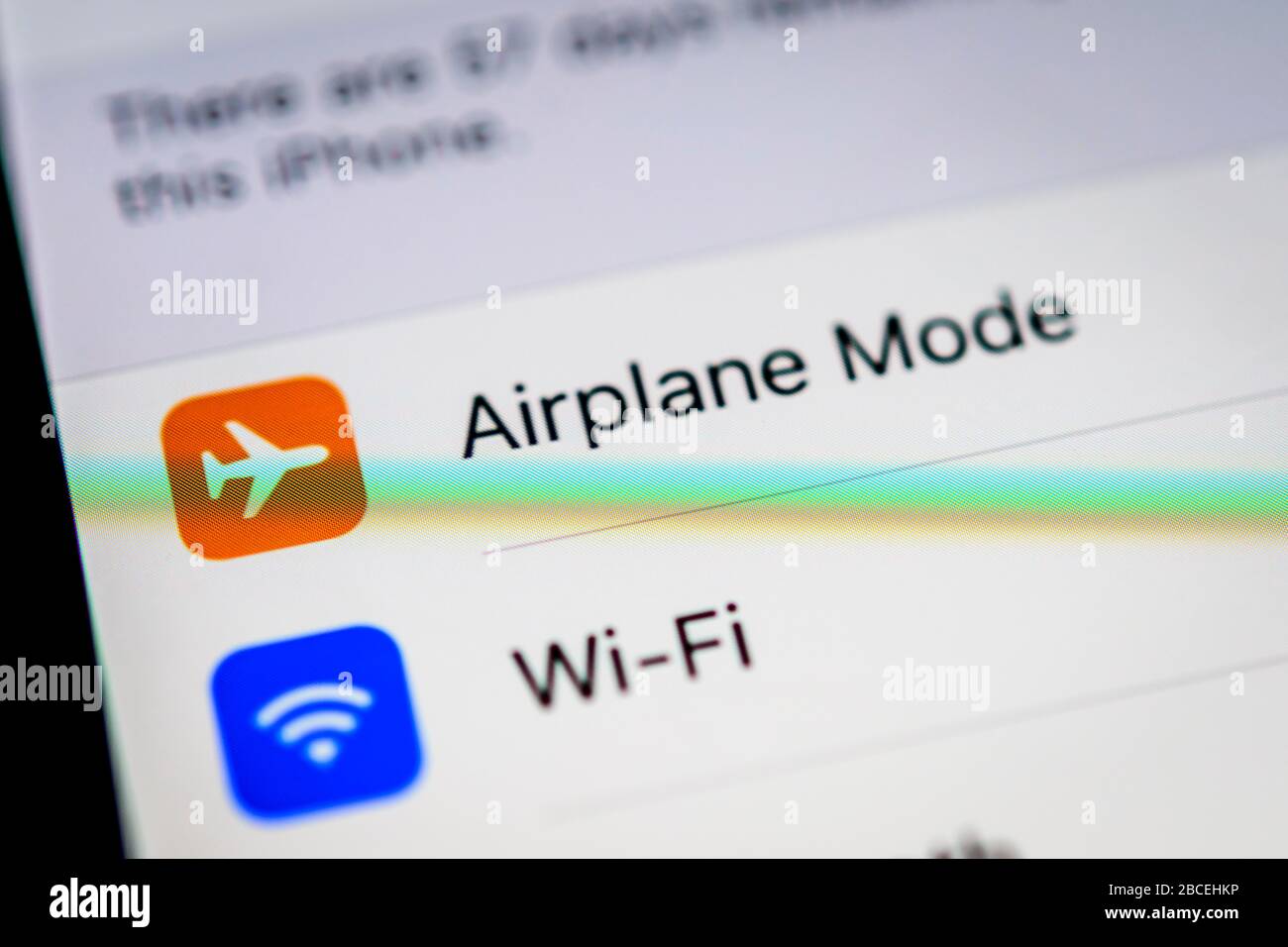 Flugmodus, W-LAN und Wi-Fi, Einstellungen auf einem iPhone, iOS, Smartphone, Display, Nahaufnahme, Details Stockfoto