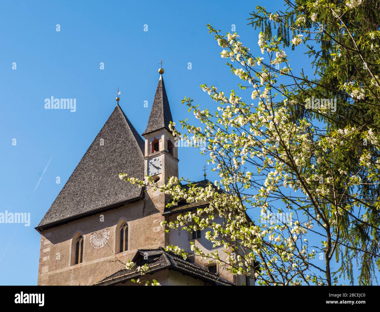 Das Heiligtum von San Romedio, das dem Heiligen Romedius gewidmet ist, liegt auf einem steilen Felsvorsprung in der natürlichen Landschaft des Val di Non, des Trentino Alto Adige, NOR Stockfoto Das Heiligtum von San Romedio, das dem Heiligen Romedius gewidmet ist, liegt auf einem steilen Felsvorsprung in der natürlichen Landschaft des Val di Non, des Trentino Alto Adige, NOR Stockfoto