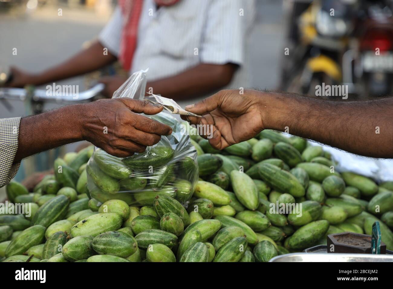Kolkata, Indien. April 2020. Heute ist der 13. Tag der landesweiten vollständigen Sperrung, die von der Zentralregierung verurteilt wurde, um die Ausbreitung des Corona-Virus im ganzen Land zu mildern. Die Anzahl der COVID19-Fälle hat bereits 3000 überschritten. Es gibt immer noch Menschenmassen in verschiedenen Teilen Kolkatas. Jeden Morgen bringen die Bauern Gemüse auf die Märkte und es werden Menschenmassen beobachtet. Bis auf einige Orte halten sich die Menschen nicht gegenseitig Abstand. Kredit: Pacific Press Agency/Alamy Live News Stockfoto