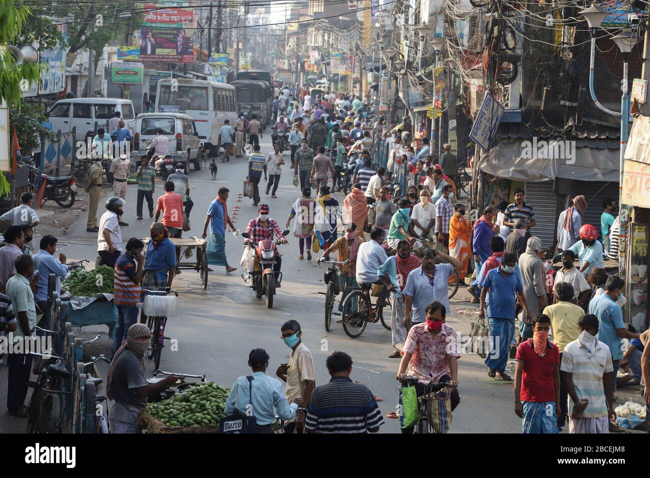 Kolkata, Indien. April 2020. Heute ist der 13. Tag der landesweiten vollständigen Sperrung, die von der Zentralregierung verurteilt wurde, um die Ausbreitung des Corona-Virus im ganzen Land zu mildern. Die Anzahl der COVID19-Fälle hat bereits 3000 überschritten. Es gibt immer noch Menschenmassen in verschiedenen Teilen Kolkatas. Jeden Morgen bringen die Bauern Gemüse auf die Märkte und es werden Menschenmassen beobachtet. Bis auf einige Orte halten sich die Menschen nicht gegenseitig Abstand. Kredit: Pacific Press Agency/Alamy Live News Stockfoto