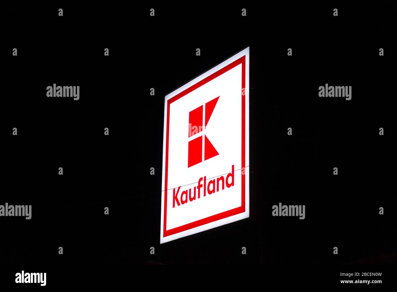 PRAG, TSCHECHIEN - 3. APRIL 2020: Kaufland Firmenlogo nachts auf Supermarktgebäude aus deutscher Kette, Teil der Schwartz Gruppe Stockfoto