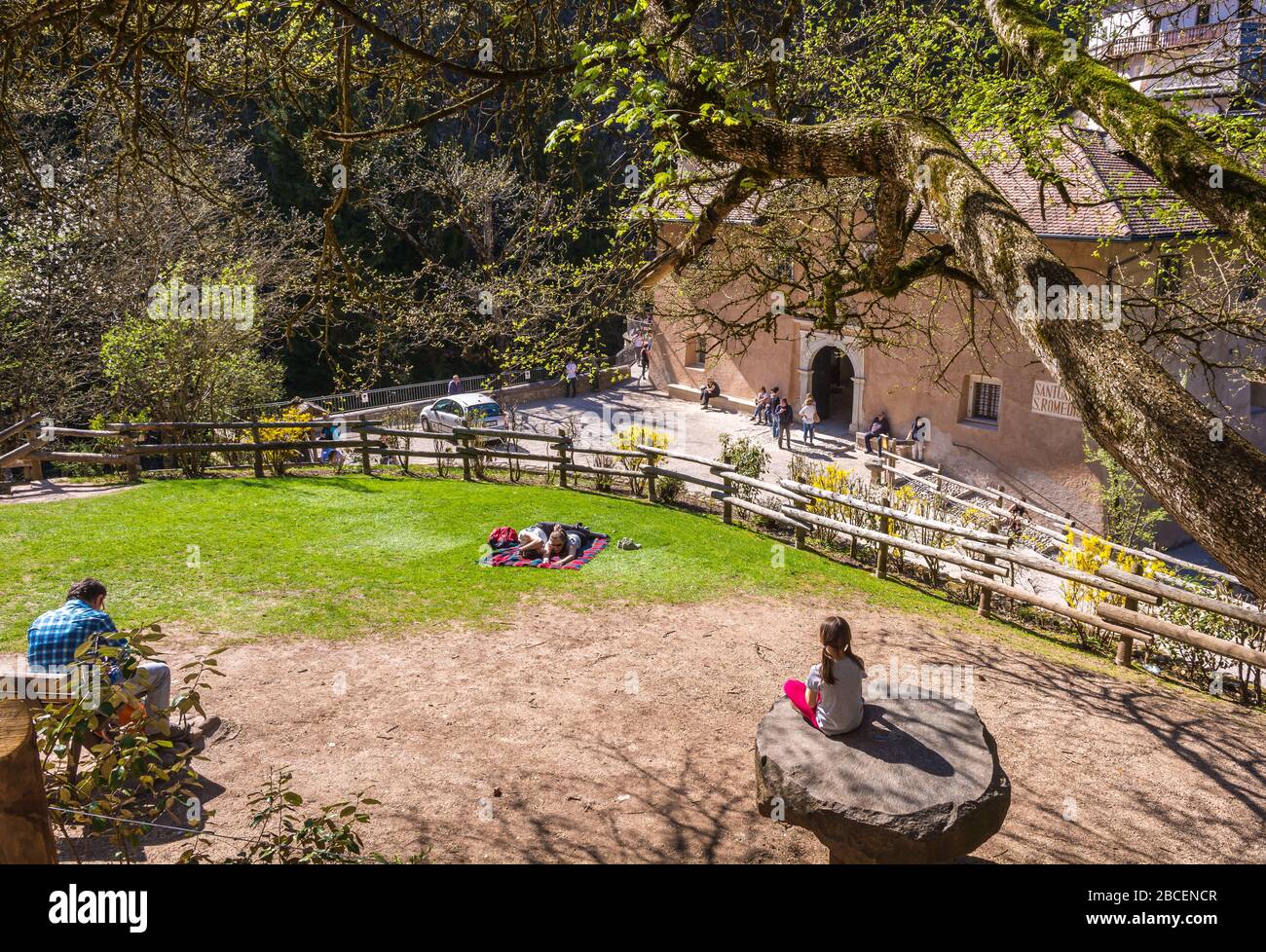 Das Heiligtum von San Romedio, das dem Heiligen Romedius gewidmet ist, liegt auf einem steilen Felsvorsprung in der Naturlandschaft des Trentino-Südtirol, Italien - Predaia Stockfoto