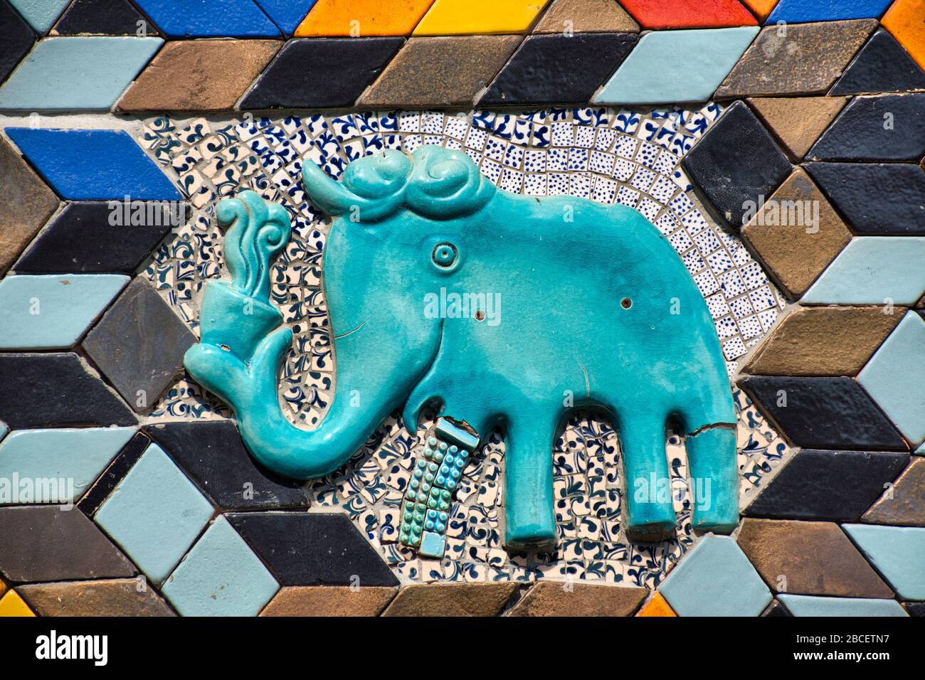 Wunderschönes hellblaues, elefantförmiges Keramiksymbol im Garten der Tao Hong Tai Keramikfabrik in Ratchaburi, Thailand Stockfoto