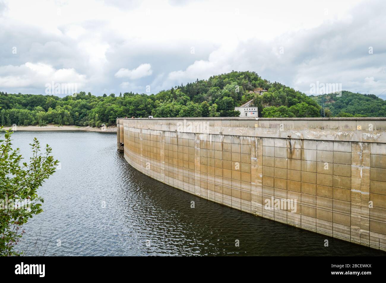 Staudamm am künstlichen See Bort les Orgues in der französischen Auvergne. Stockfoto