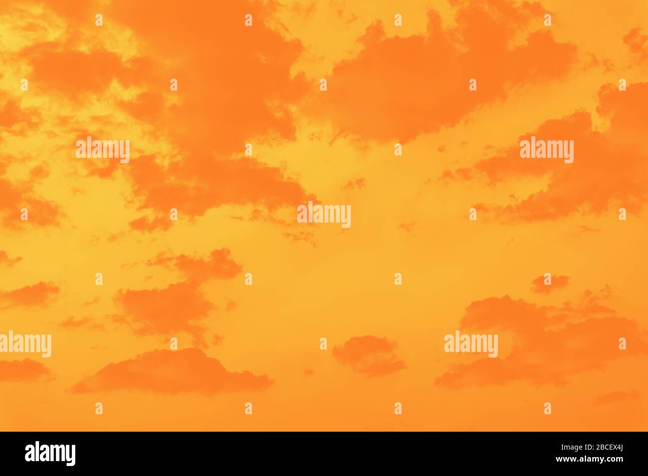 Wunderschöner Hintergrund am Himmel, orangefarbene Töne Stockfoto
