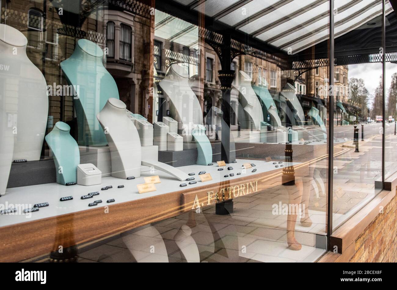 Harrogate, North Yorkshire, Großbritannien. April 2020. Das trostlose Fenster eines Schmuckes im Zentrum von Harrogate, während die nahe gelegenen Arbeiten das Konferenzzentrum in einem Nightingale Hospital weiter umbauen. Credit: ernesto rogata/Alamy Live News Stockfoto