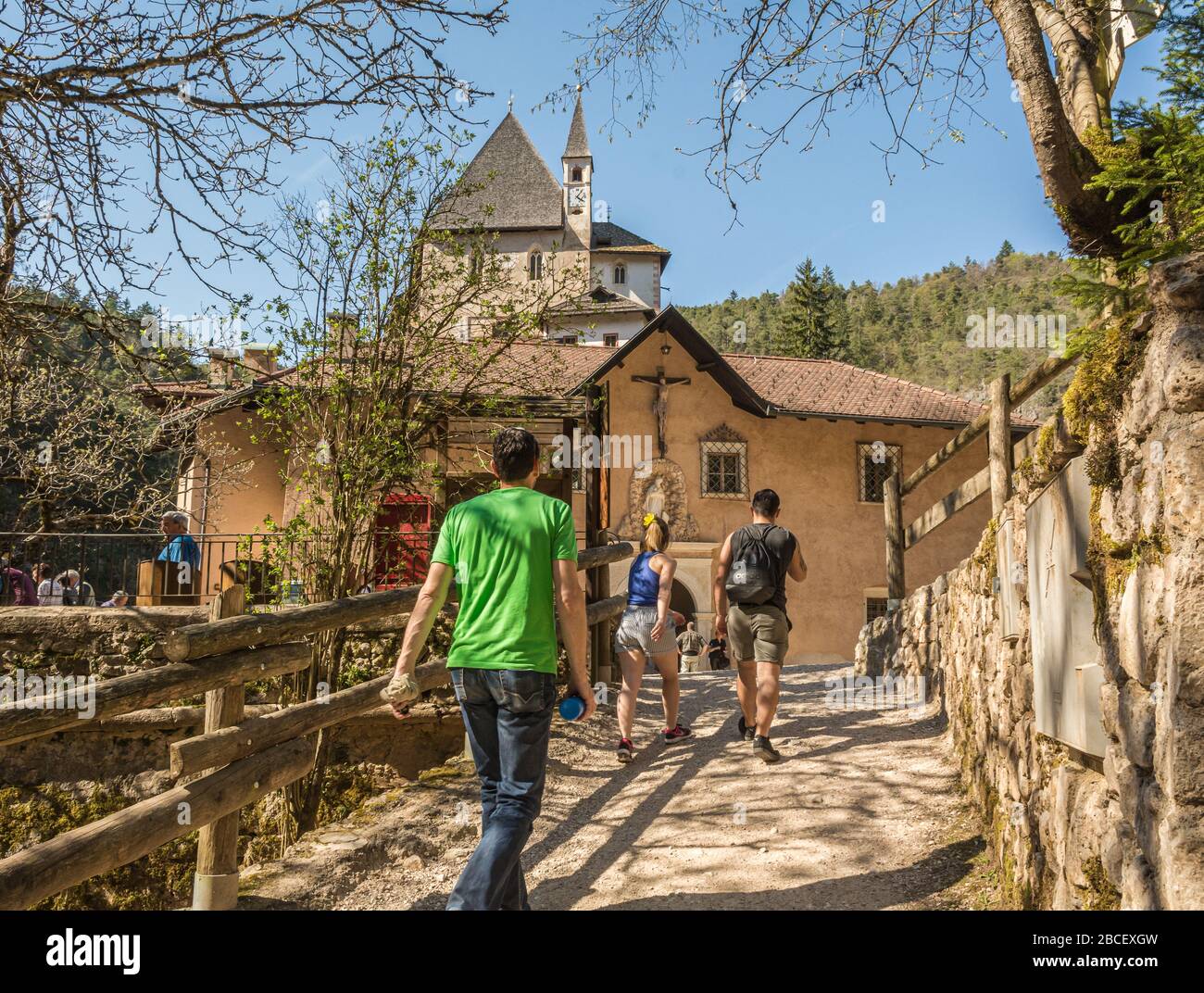 Das Heiligtum von San Romedio, das dem Heiligen Romedius gewidmet ist, liegt auf einem steilen Felsvorsprung in der Naturlandschaft des Trentino-Südtirol, Italien - Predaia Stockfoto Das Heiligtum von San Romedio, das dem Heiligen Romedius gewidmet ist, liegt auf einem steilen Felsvorsprung in der Naturlandschaft des Trentino-Südtirol, Italien - Predaia Stockfoto