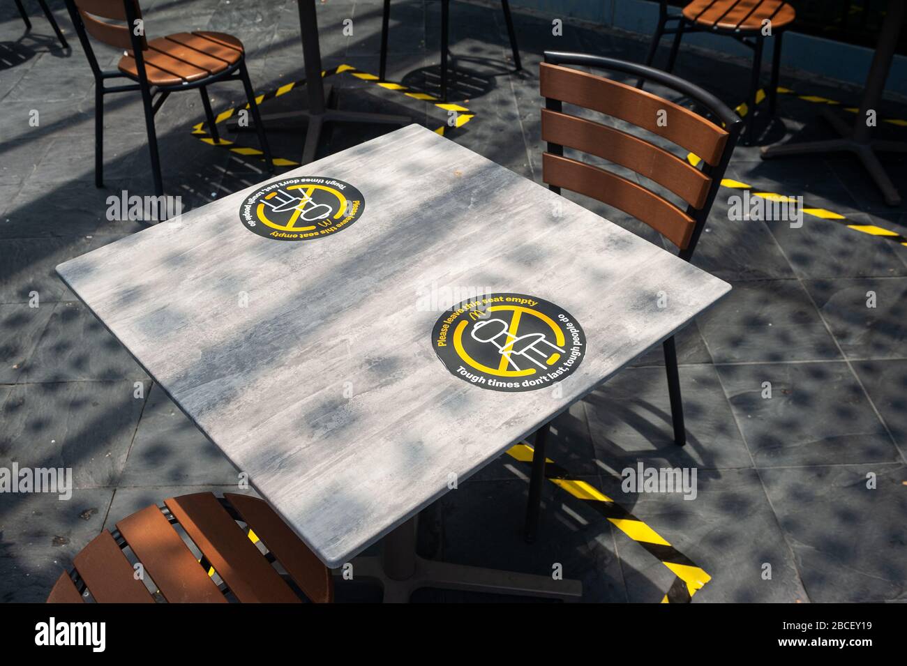 02.04.2020, Singapur, Republik Singapur, Asien - um die Ausbreitung des Coronavirus zu verringern, wurden sichere Distanzierungsmaßnahmen durchgeführt. Stockfoto