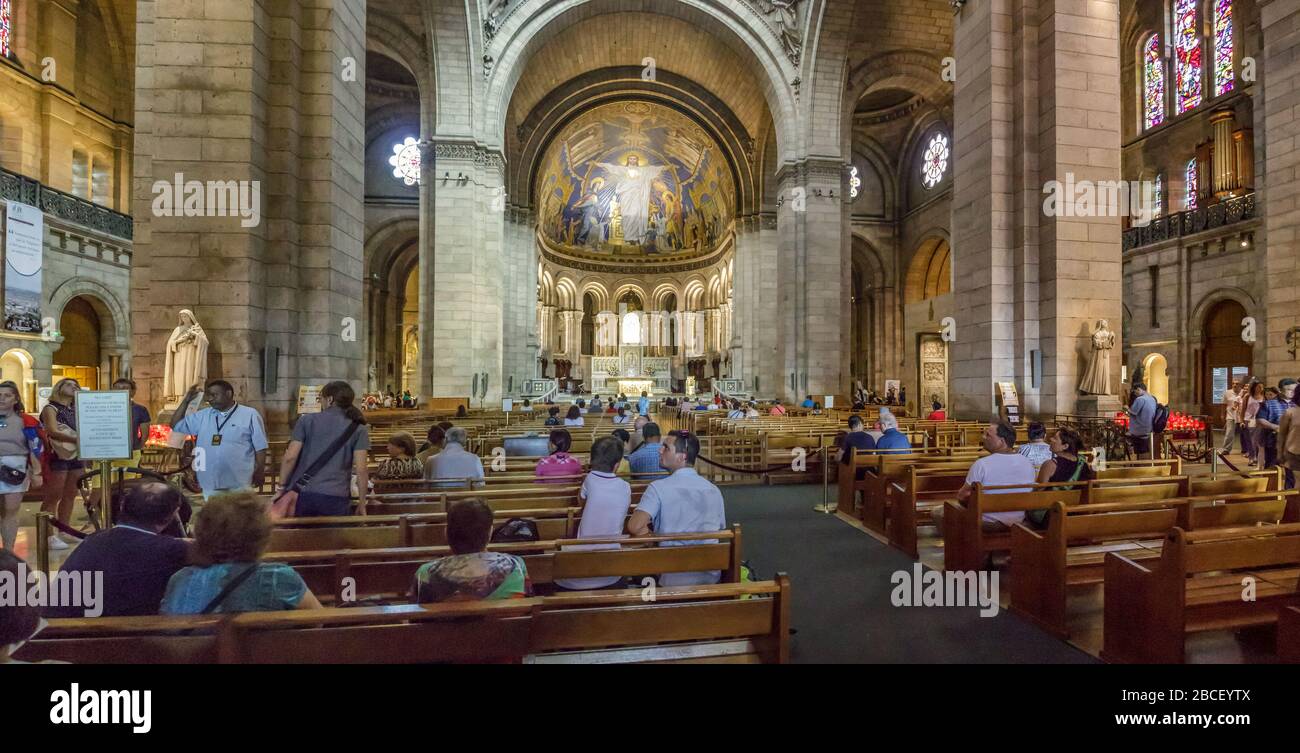 PARIS, FRANKREICH - 23. JUNI 2016: Das Innere der Basilika Heilig Herz Jesu steht auf dem Gipfel des butte Montmartre - höchster Punkt in Paris. Stockfoto