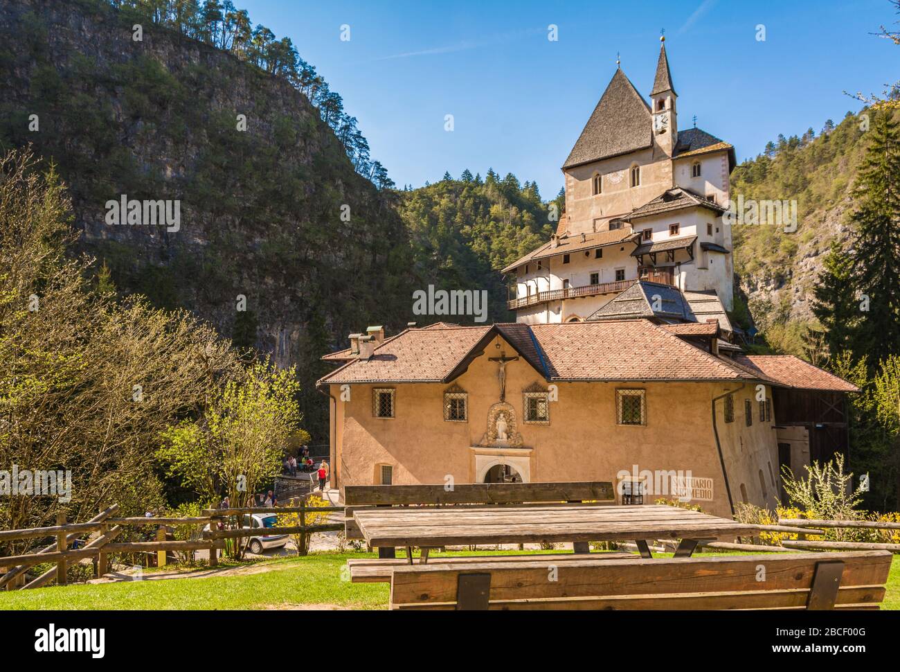 Das Heiligtum von San Romedio, das dem Heiligen Romedius gewidmet ist, liegt auf einem steilen Felsvorsprung in der natürlichen Landschaft des Val di Non, des Trentino Alto Adige, NOR Stockfoto Das Heiligtum von San Romedio, das dem Heiligen Romedius gewidmet ist, liegt auf einem steilen Felsvorsprung in der natürlichen Landschaft des Val di Non, des Trentino Alto Adige, NOR Stockfoto