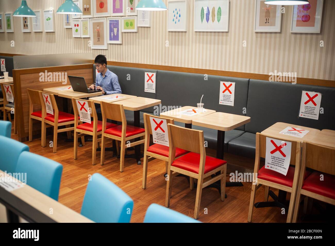 02.04.2020, Singapur, Republik Singapur, Asien - um die Ausbreitung des Coronavirus zu verringern, wurden sichere Distanzierungsmaßnahmen durchgeführt. Stockfoto