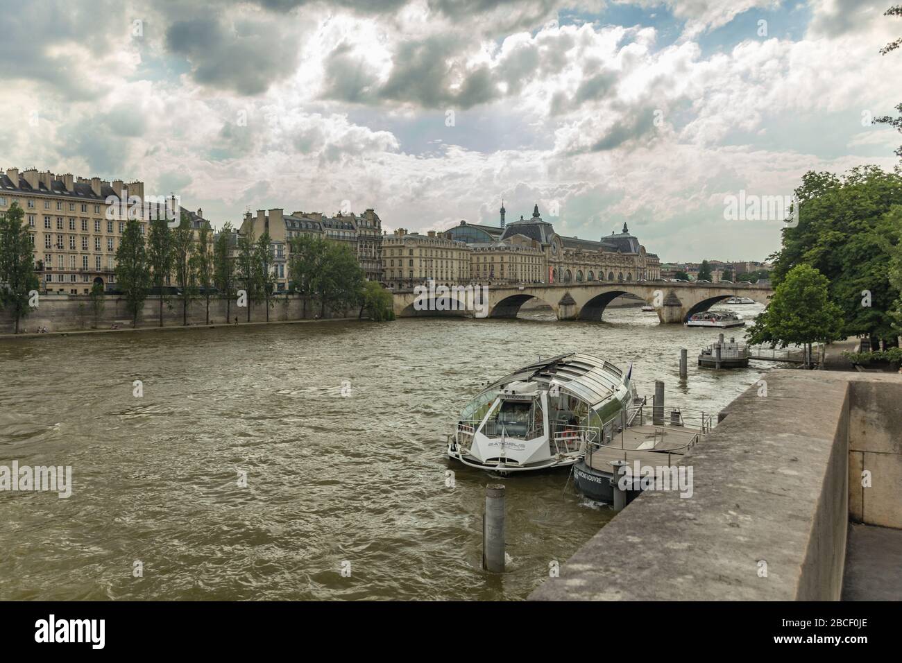 PARIS, FRANKREICH - 23. JUNI 2016: Die Pont Royal ist eine Brücke, die die seine überquert. Sie ist die drittälteste Brücke in Paris. Stockfoto PARIS, FRANKREICH - 23. JUNI 2016: Die Pont Royal ist eine Brücke, die die seine überquert. Sie ist die drittälteste Brücke in Paris. Stockfoto
