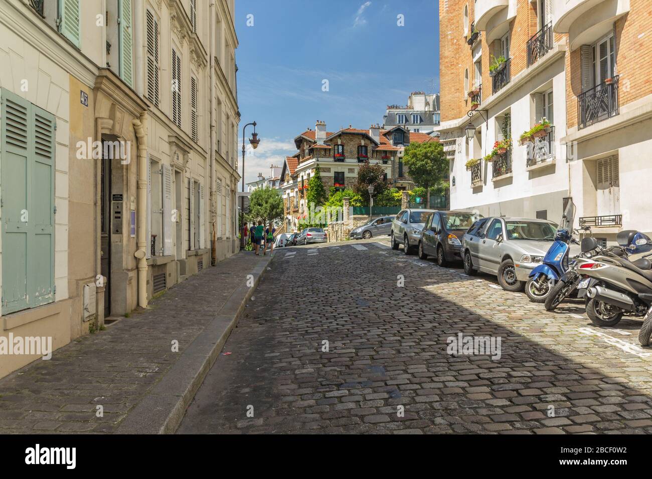 PARIS, FRANKREICH - 23. JUNI 2016: Gipfel des butte Montmartre - höchster Punkt in Paris. Beliebter Ort für zahlreiche Touristen, Kunstkenner, lo Stockfoto