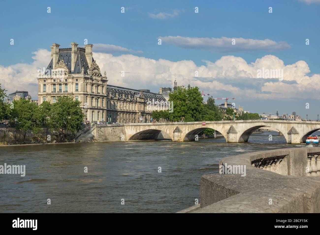 PARIS, FRANKREICH - 23. JUNI 2016: Die Pont Royal ist eine Brücke, die die seine überquert. Sie ist die drittälteste Brücke in Paris. Stockfoto PARIS, FRANKREICH - 23. JUNI 2016: Die Pont Royal ist eine Brücke, die die seine überquert. Sie ist die drittälteste Brücke in Paris. Stockfoto