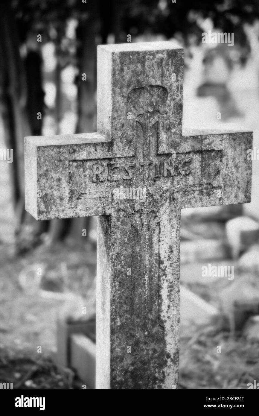 Ein Schwarz-Weiß-Foto eines christlichen Kreuzgrabsteins auf einem Friedhof, Großbritannien Stockfoto