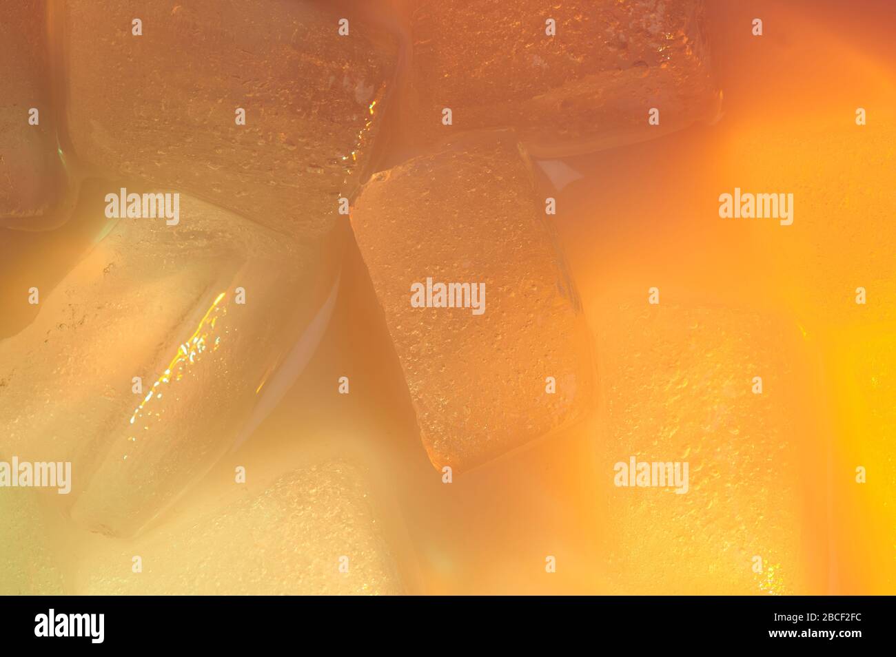 Nahansicht des Makros "abstrakter Eishintergrund" mit orangefarbenem Eis Stockfoto