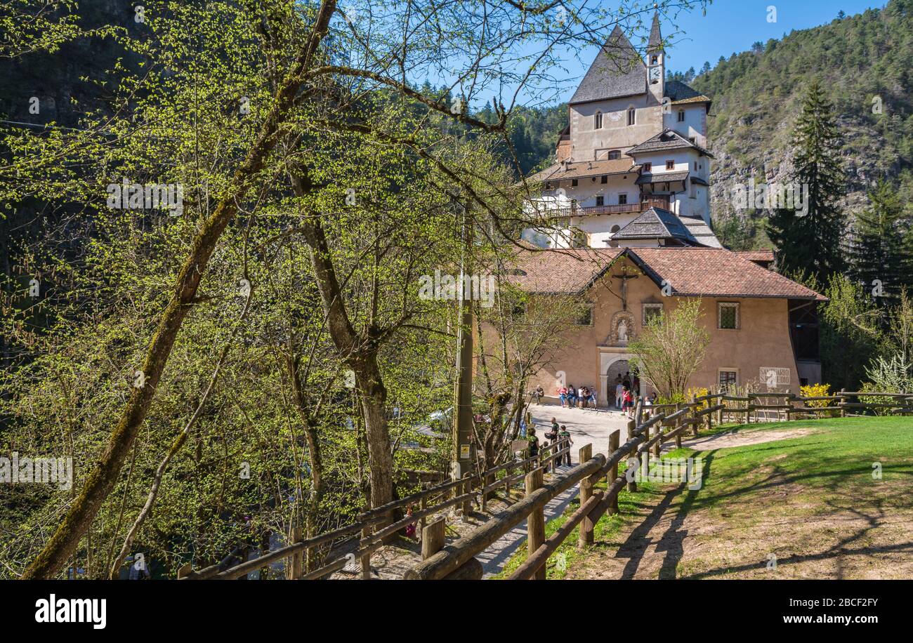 Das Heiligtum von San Romedio, das dem Heiligen Romedius gewidmet ist, liegt auf einem steilen Felsvorsprung in der natürlichen Landschaft des Val di Non, des Trentino Alto Adige, NOR Stockfoto Das Heiligtum von San Romedio, das dem Heiligen Romedius gewidmet ist, liegt auf einem steilen Felsvorsprung in der natürlichen Landschaft des Val di Non, des Trentino Alto Adige, NOR Stockfoto
