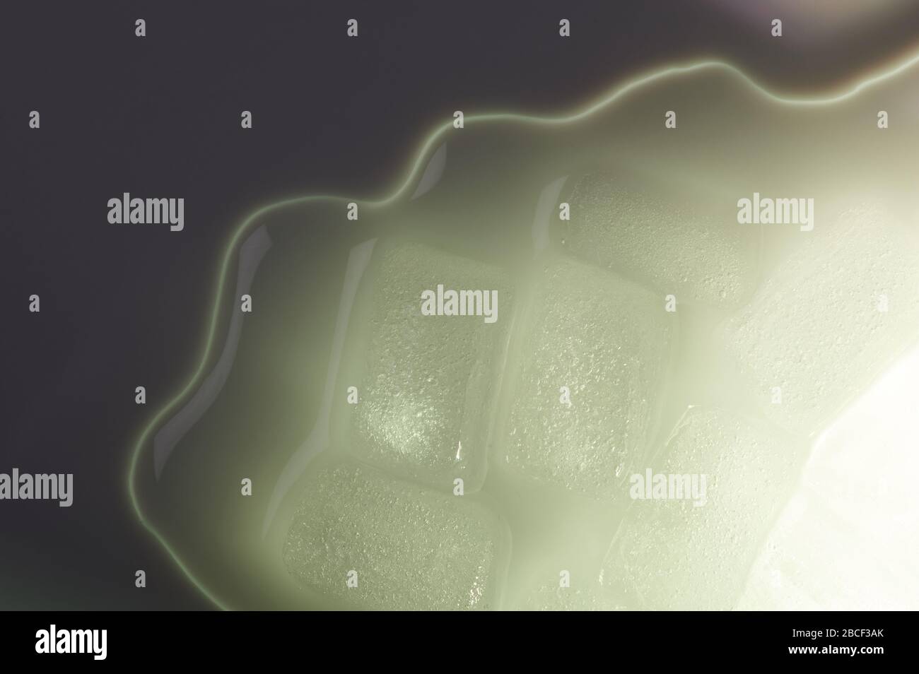 Abstrakter Flüssigeishintergrund mit beleuchteter Nahansicht Stockfoto