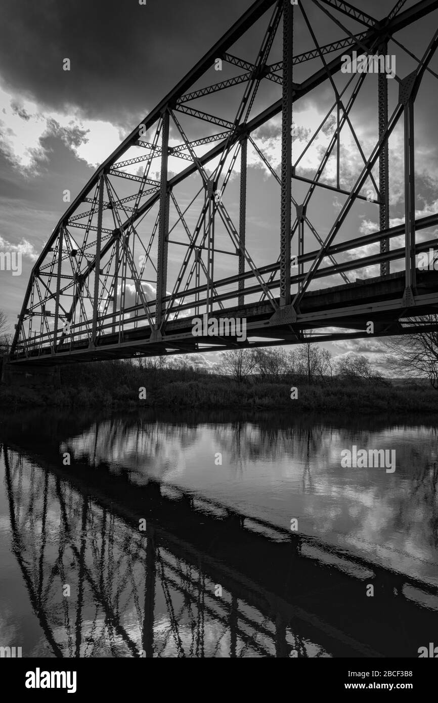 Monochrom-Brücke Bewölkt Tag Im November. Reflexion Stockfoto