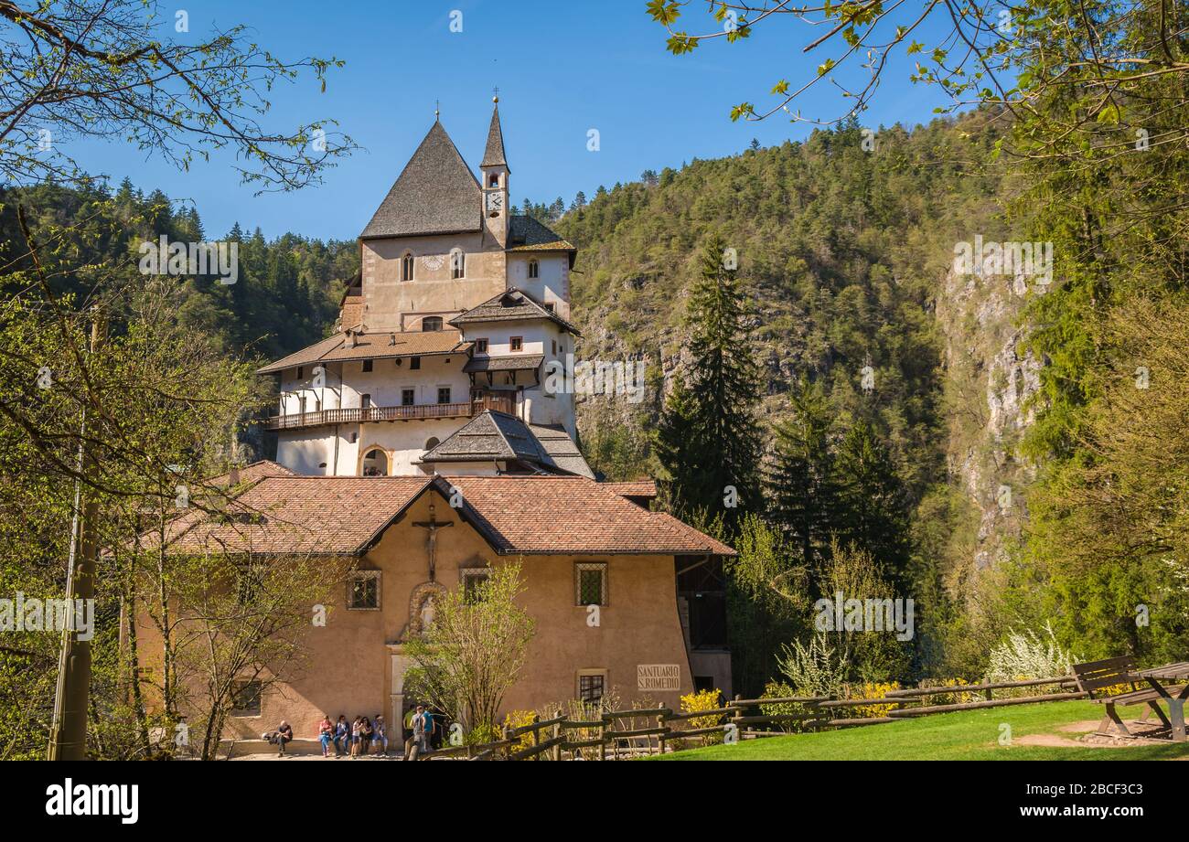 Das Heiligtum von San Romedio, das dem Heiligen Romedius gewidmet ist, liegt auf einem steilen Felsvorsprung in der natürlichen Landschaft des Val di Non, des Trentino Alto Adige, NOR Stockfoto Das Heiligtum von San Romedio, das dem Heiligen Romedius gewidmet ist, liegt auf einem steilen Felsvorsprung in der natürlichen Landschaft des Val di Non, des Trentino Alto Adige, NOR Stockfoto