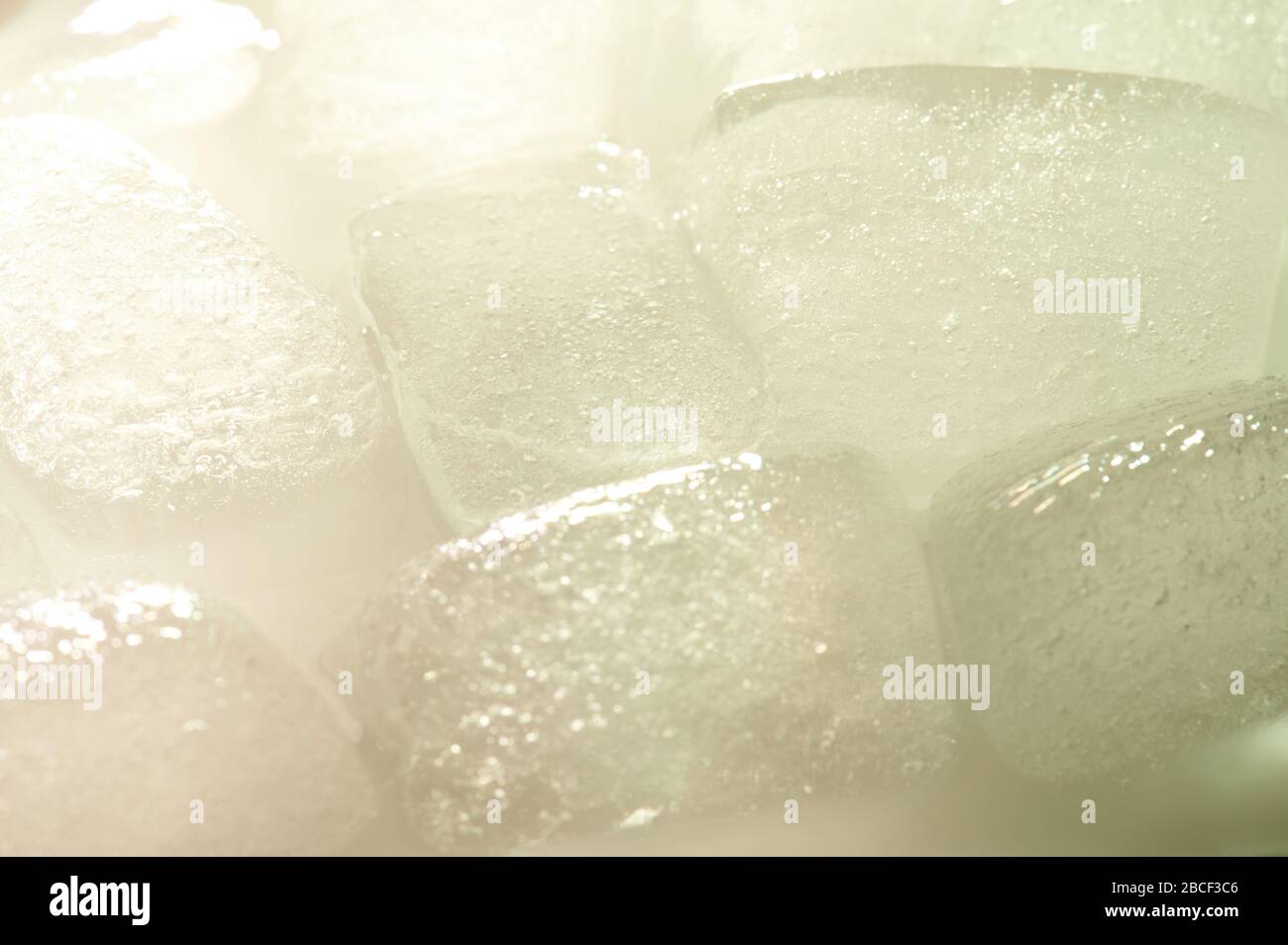 Nahaufnahme des schmelzenden Eises mit Rücklichtreflexion Stockfoto