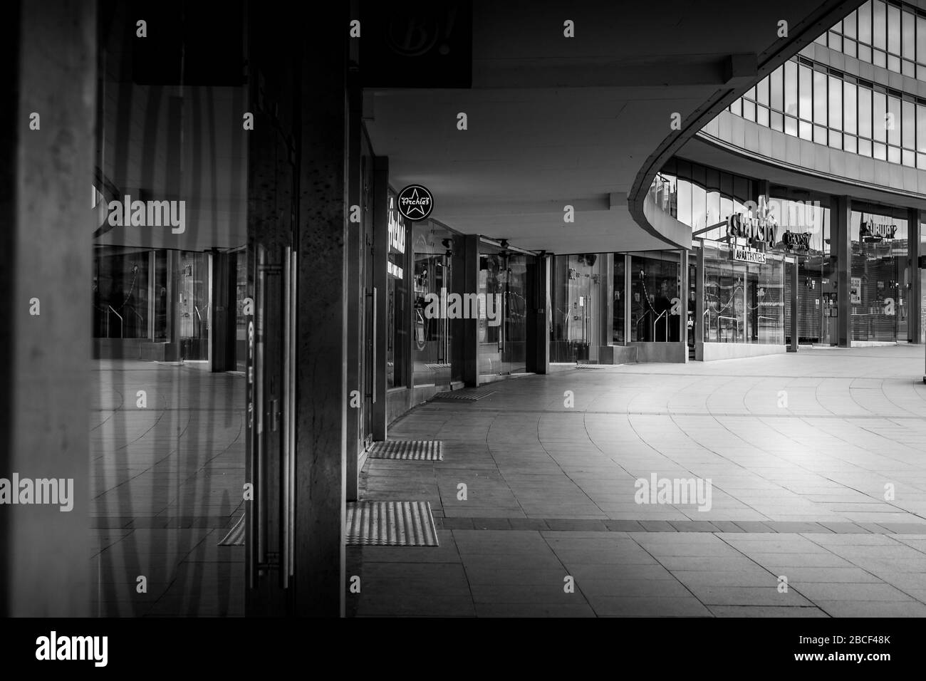 Station Approach, Piccadilly Station, Manchester, Großbritannien. Leere Straßen, geschlossene Geschäfte während des Coronavirus-Ausbruchs, April 2020. Stockfoto